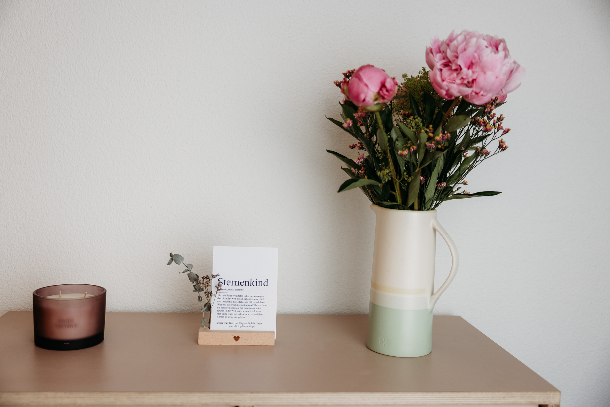 Praxisraum Nadine Messerli für psychologische Beratung. Blumen im Eingang.
